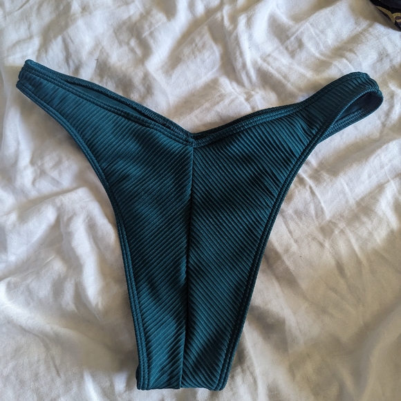 Runch green bikini bottoms - Picture 2 of 3